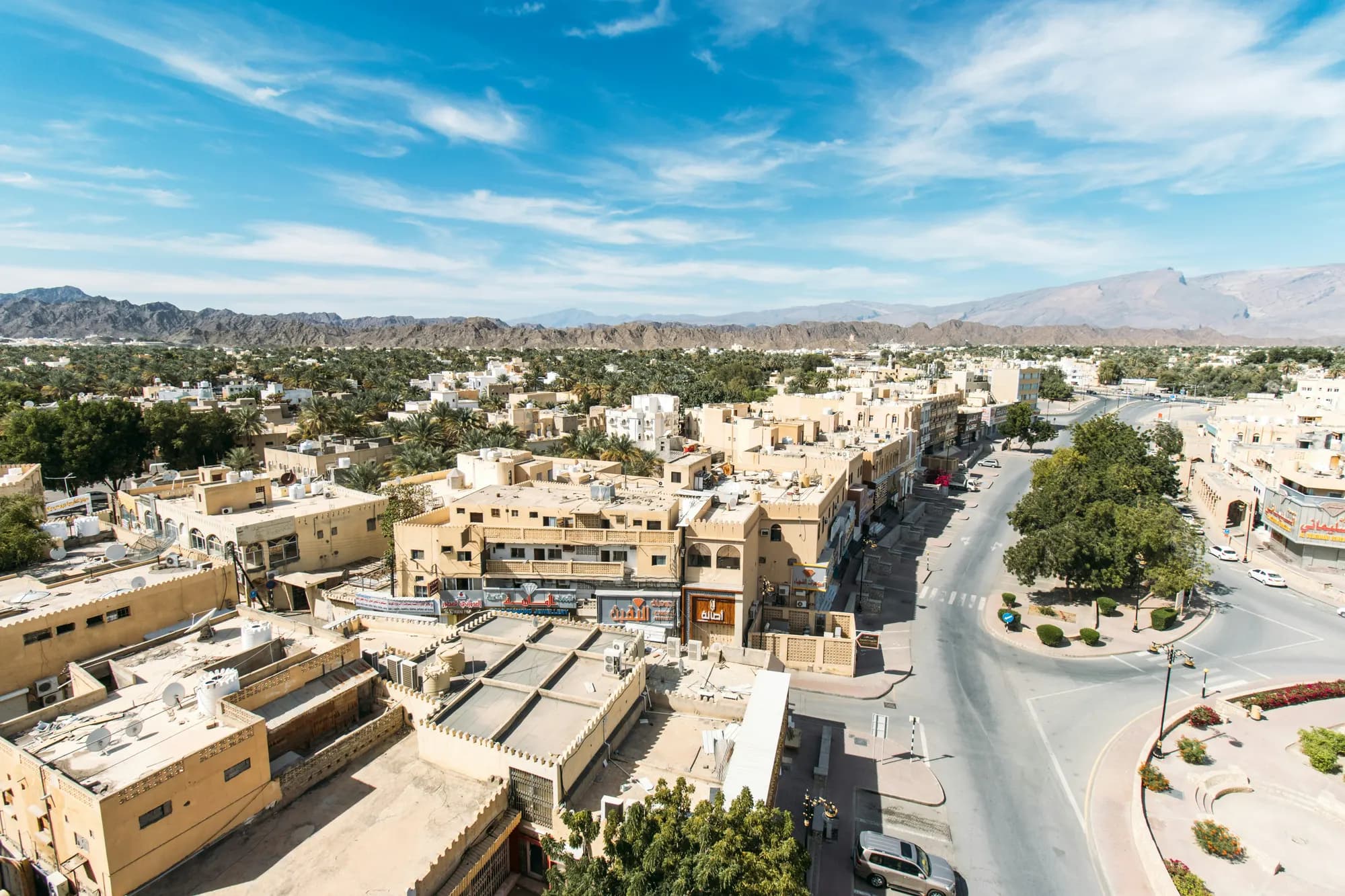 مركز مدينة عُمانية من الأعلى